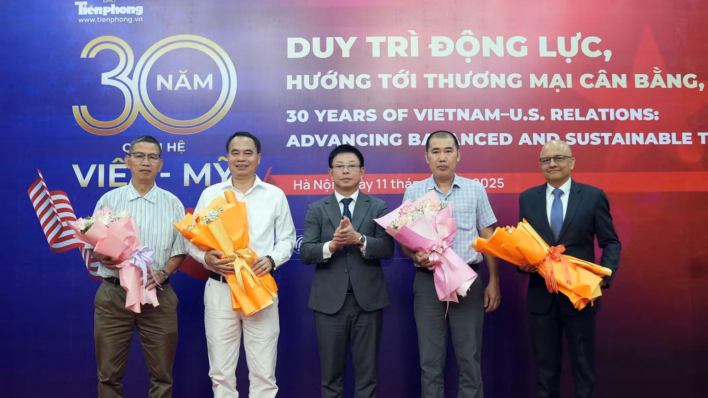 Nhà báo Phùng Công Sưởng tri ân các đơn vị đồng hành. Nhà báo Phùng Công Sưởng tri ân các đơn vị đồng hành.