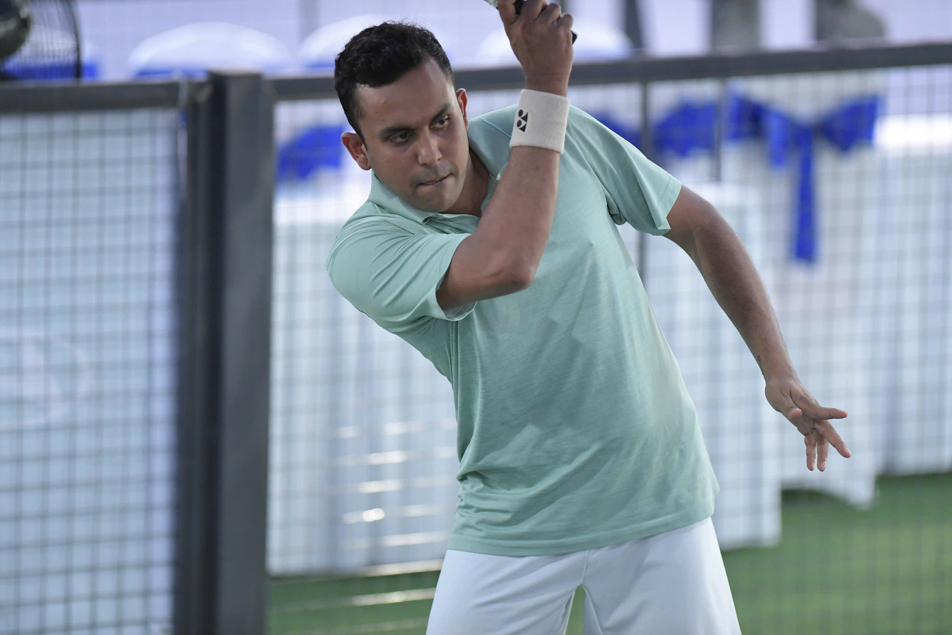 Tay vợt trẻ Lê Gia Huy gây ấn tượng mạnh với các khán giả của Giải Pickleball Việt Nam 2025 khi giành chiến thắng áp đảo 15-0 trước vận động viên Kalana Dharaka Gunaratne. Tay vợt trẻ Lê Gia Huy gây ấn tượng mạnh với các khán giả của Giải Pickleball Việt Nam 2025 khi giành chiến thắng áp đảo 15-0 trước vận động viên Kalana Dharaka Gunaratne.