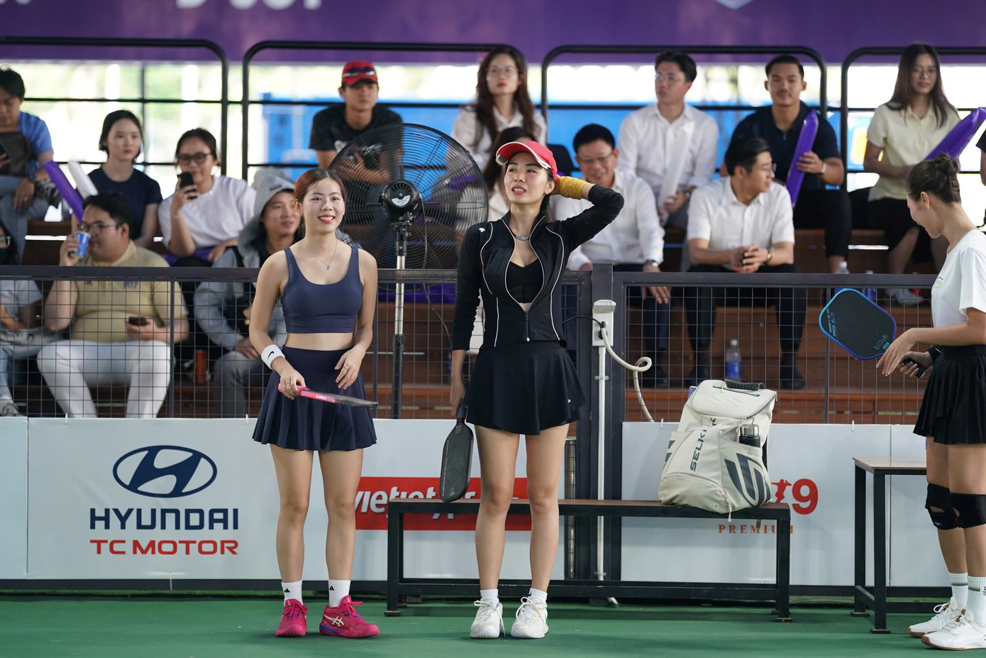 Ở trận biểu diễn thứ hai, “mỹ nhân tốc độ” Lê Nhàn/Hương Ly thi đấu với Moon Võ/Bảo Trâm. Với cú smash đẹp mắt của Lê Nhàn, cô và Hương Ly đã ấn định chiến thắng 11-5. Ở trận biểu diễn thứ hai, “mỹ nhân tốc độ” Lê Nhàn/Hương Ly thi đấu với Moon Võ/Bảo Trâm. Với cú smash đẹp mắt của Lê Nhàn, cô và Hương Ly đã ấn định chiến thắng 11-5.