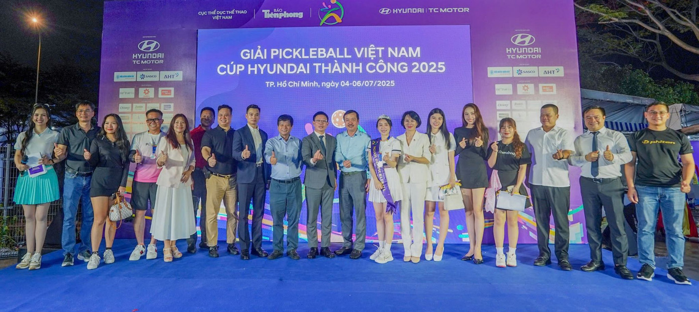 Ban Tổ chức và các nhà đồng hành cùng Giải Pickleball Việt Nam - Cúp Hyundai Thành Công 2025 chụp hình lưu niệm tại lễ bế mạc giải đấu.