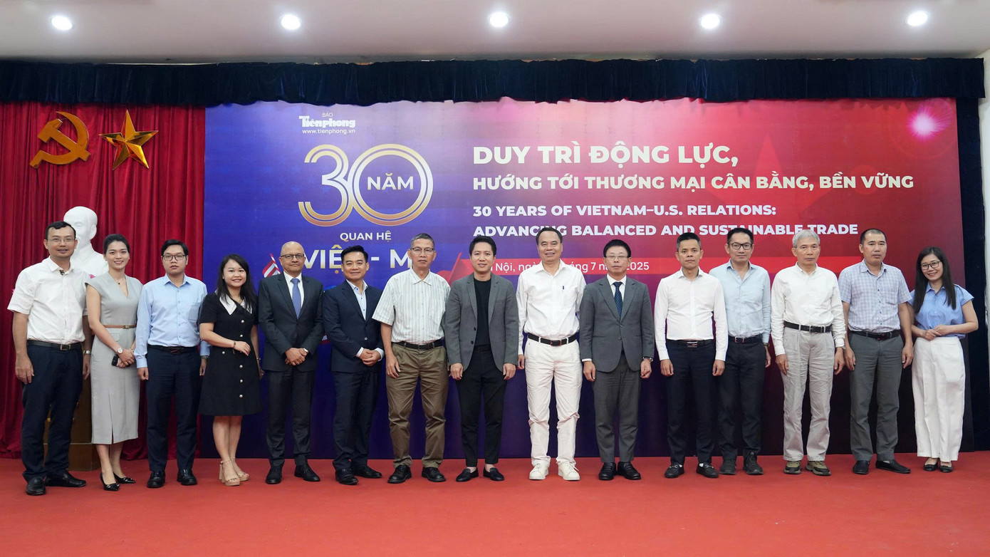 Ban Tổ chức tọa đàm và các đại biểu, khách mời chụp ảnh lưu niệm.