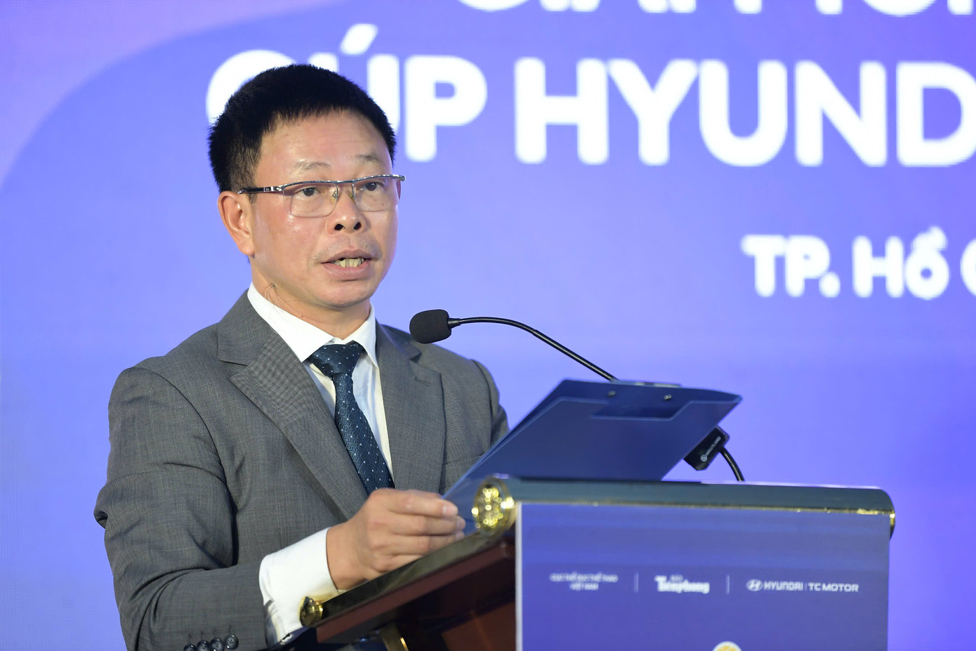 Nhà báo Phùng Công Sưởng – Tổng Biên tập báo Tiền Phong.