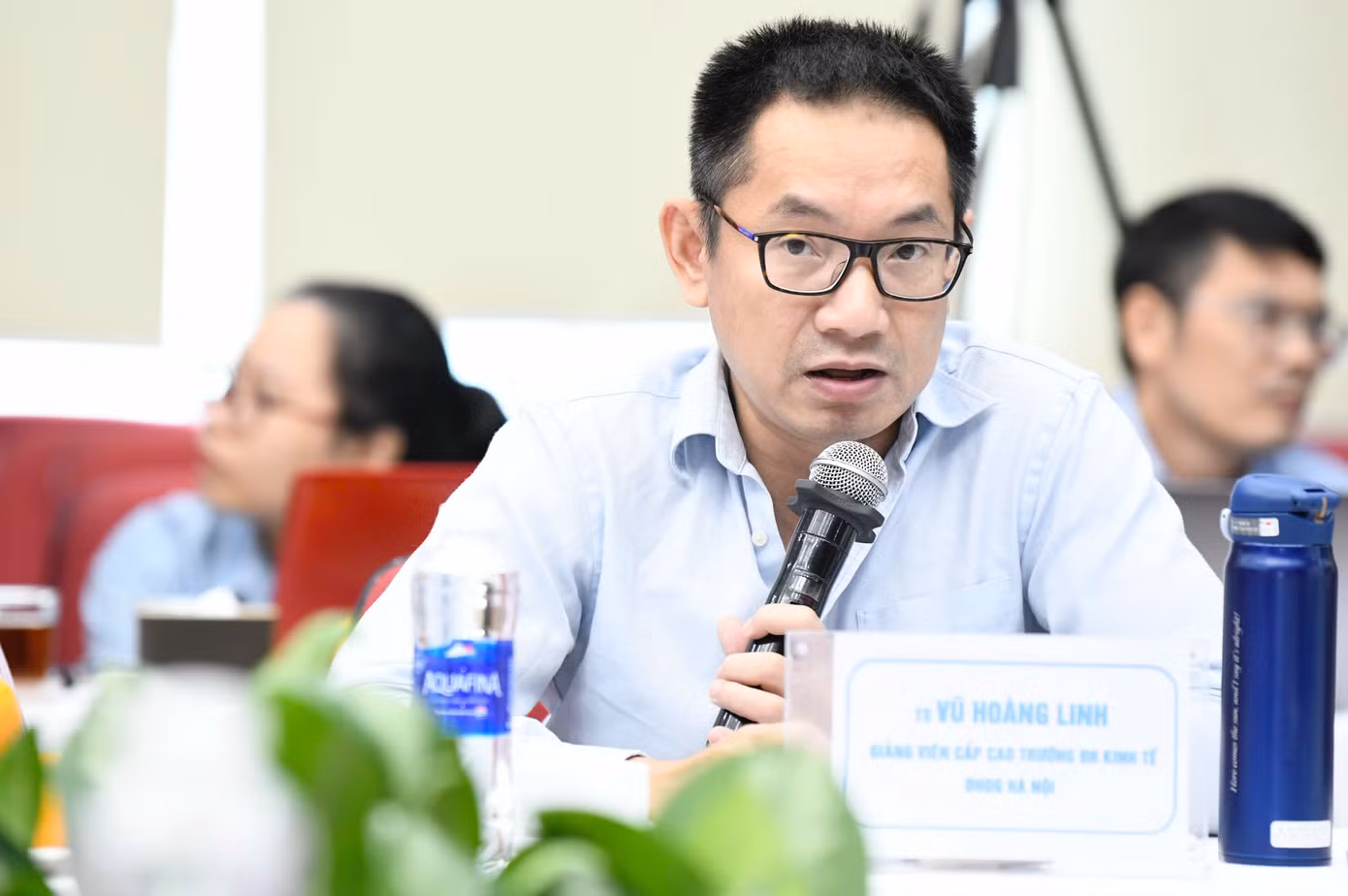 TS. Vũ Hoàng Linh - Giảng viên cấp cao Trường Đại học Kinh tế - Đại học Quốc gia Hà Nội. TS. Vũ Hoàng Linh - Giảng viên cấp cao Trường Đại học Kinh tế - Đại học Quốc gia Hà Nội.