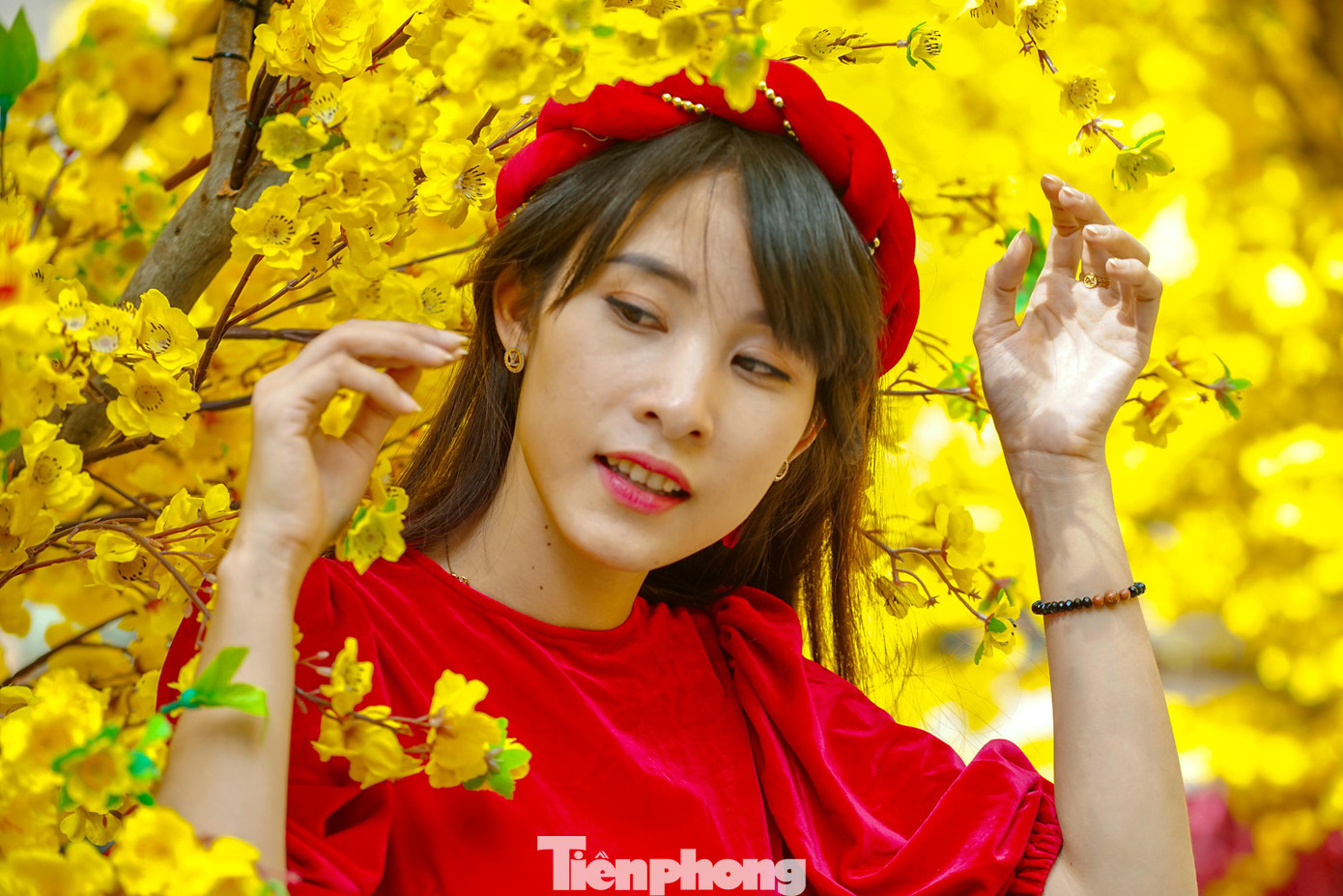 Như mọi năm, Phố ông đồ luôn là nơi để các bạn trẻ xúng xính diện chiếc áo dài truyền thống Việt Nam đến chụp ảnh. Bạn trẻ Hoàng Thiên Thảo Ngọc (quận 5, TPHCM) rất thích trang phục áo dài, bày tỏ: "Đây là dịp để mình khoác lên trang phục yêu thích và mình rất thích áo dài đỏ, thể hiện sự tươi trẻ của mùa xuân."