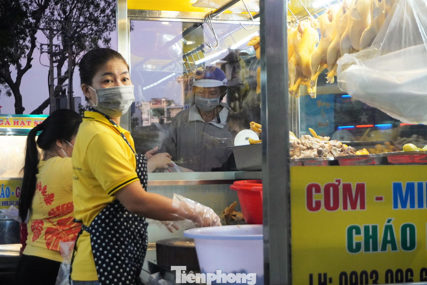 Chủ một cửa hàng bán gà trên đường Trần Phú cho biết, dự kiến trong ngày mùng 3 Tết có thể bán được 1.000 phần gà cúng.