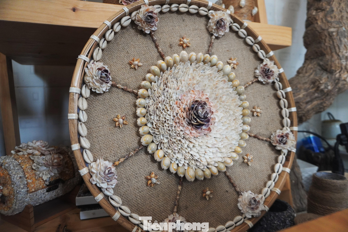 Những sản phẩm từ vỏ ốc do chị Hiếu làm không chỉ được ưa chuộng tại Việt Nam mà còn được xuất khẩu sang nhiều quốc gia khác như Úc, Mỹ, Anh. Mỗi sản phẩm có giá thành từ 120.000 đồng đến vài triệu đồng.