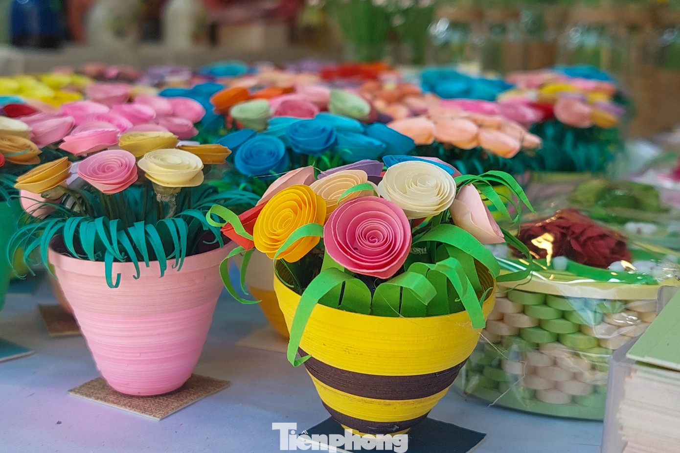 Mỗi sản phẩm có giá từ 40.000 đồng đến dưới 2 triệu đồng.