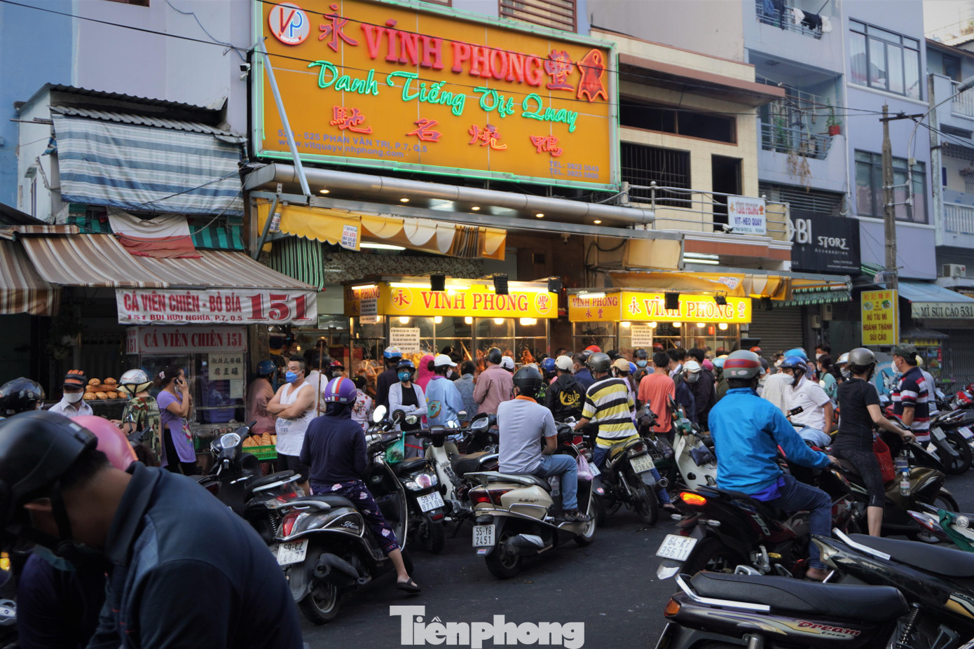Từ 9 giờ sáng, người dân đã tập trung đông đúc đến cửa hàng vịt quay, heo quay có tiếng nhất nhì TPHCM để chờ mua về cúng vía Thần Tài.