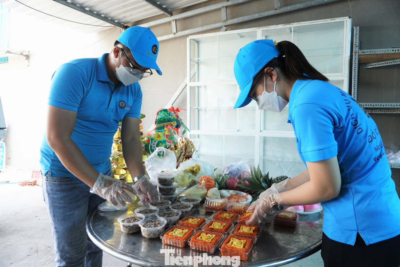 Lễ Vu Lan diễn ra vào ngày rằm tháng 7 âm lịch hàng năm, trùng với ngày Xá tội vong nhân của phong tục Á Đông. Đây cũng được coi là một trong những dịp lễ Tết quan trọng của người Việt Nam. Vào ngày này, các gia đình Việt thường chuẩn bị các mâm cỗ đủ đầy, tươm tất, dâng lên bàn thờ để bày tỏ sự tưởng nhớ, báo hiếu ông bà tổ tiên và những người thân đã khuất. Tuy nhiên, một năm trở lại đây, người dân TPHCM bắt đầu chuộng đặt mâm cỗ online hơn, vừa tiết kiệm thời gian, vừa đỡ phải đi chợ tiếp xúc nhiều người trong mùa dịch COVID-19.