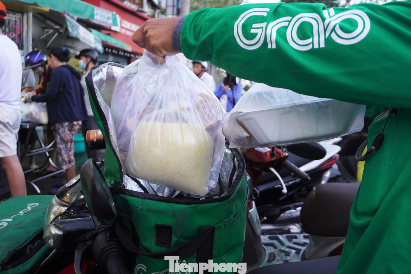 Nhiều người ngại xếp hàng sẽ đặt ship, giá thành tuy cao trong ngày Tết nhưng tiết kiệm được thời gian và công sức.