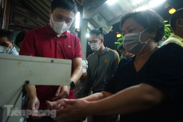 Trước khi vào khu vực hành hương, chùa Vĩnh Nghiêm bố trí cho người dân khu vực sát khuẩn để đảm bảo phòng chống dịch. Trước khi vào khu vực hành hương, chùa Vĩnh Nghiêm bố trí cho người dân khu vực sát khuẩn để đảm bảo phòng chống dịch.