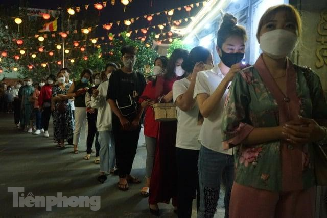 Mọi người xếp hàng ngay ngắn trước chánh điện để chờ đến lượt mình đánh chuông. Mọi người xếp hàng ngay ngắn trước chánh điện để chờ đến lượt mình đánh chuông.