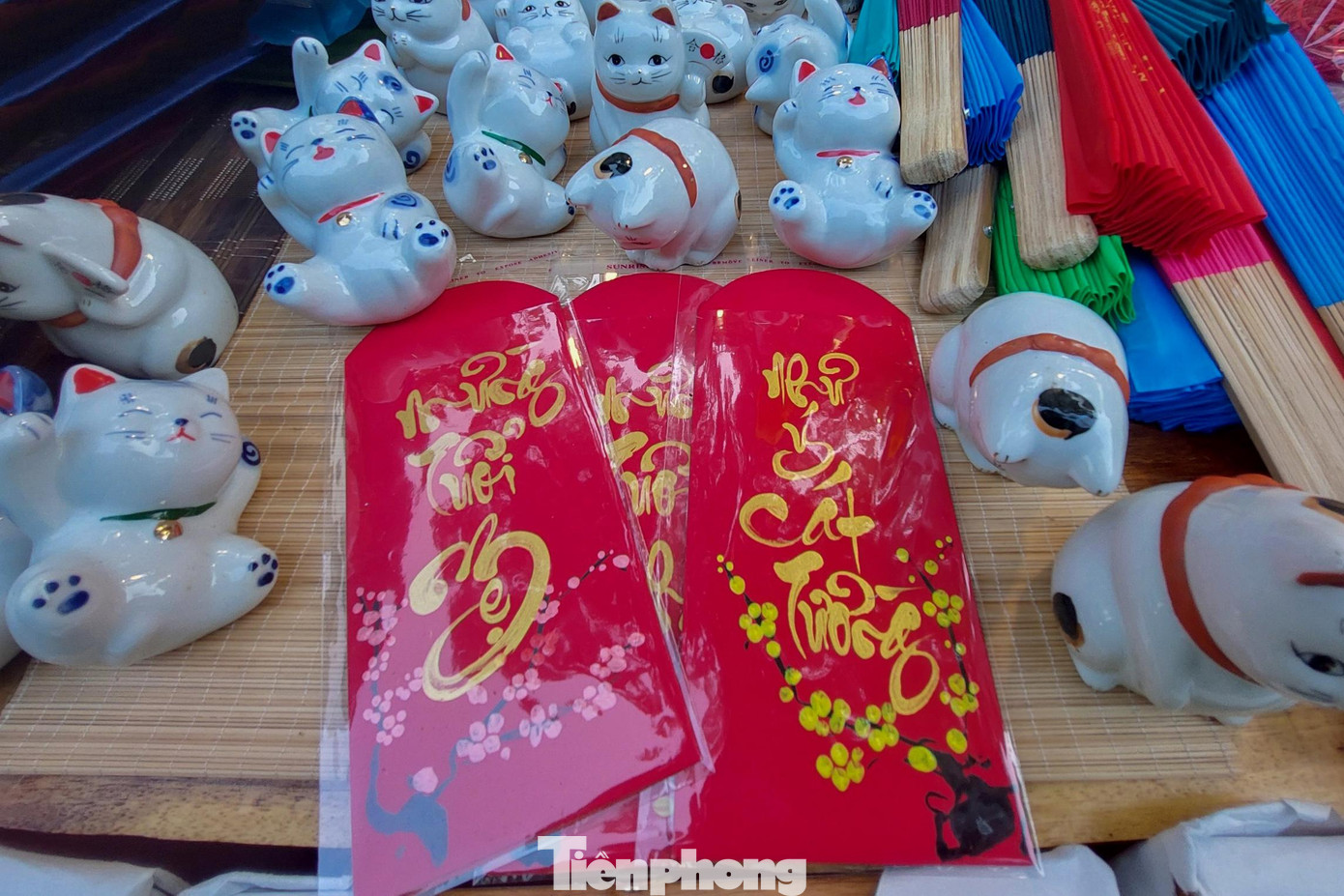 Cứ ngỡ dịch bệnh Phố ông đồ sẽ không được tổ chức nhưng khi nhận tin được hoạt động, chị Trâm vui mừng cho biết mỗi sản phẩm thư pháp tại gian hàng của chị Trâm ưu đãi giảm 10.000 đồng so với năm trước.