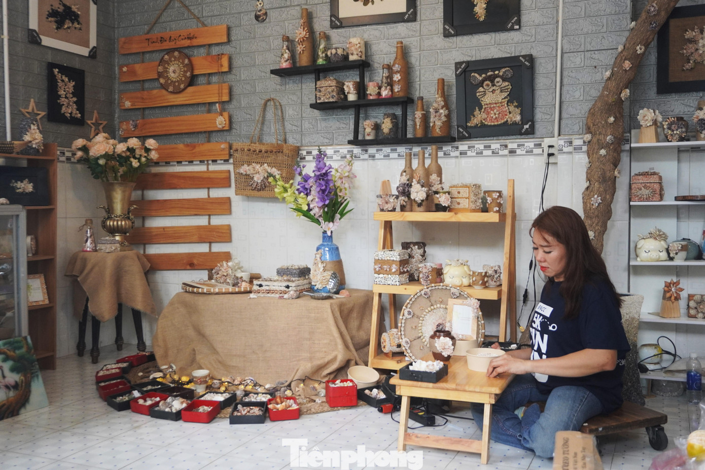 Chị Ngọc Hiếu quê ở Đồng Nai, lên TPHCM lập nghiệp từ năm 2008. Lên phố thị, chị chỉ mong tìm cho mình một nghề để sinh sống và với niềm đam mê những sản phẩm thủ công, chị học làm tranh đá quý, ngoài ra cũng mày mò thêm một số sản phẩm từ vỏ ốc. Đến 2015, chị có cơ duyên được hợp tác làm tranh vỏ ốc với một công ty nước ngoài, đây cũng chính là cột mốc thay đổi cuộc đời chị.