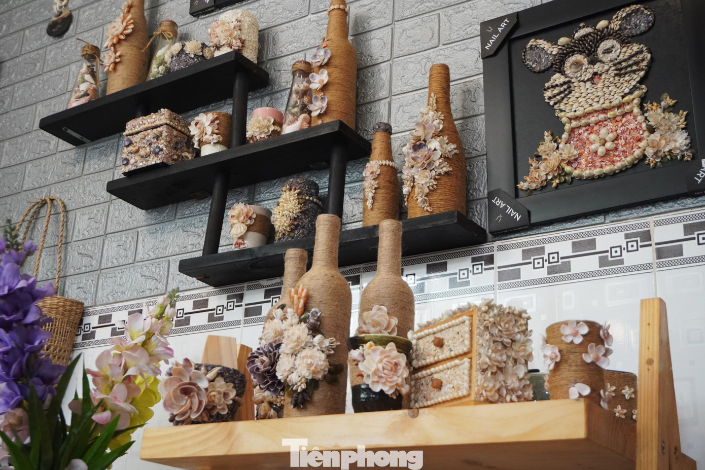 Trước đây, chị chỉ làm những dòng tranh treo tường từ vỏ ốc nhưng hiện tại chị làm thêm nhiều sản phẩm nghệ thuật ứng dụng. Chị gắn ốc lên những khung hình, bình hoa, kệ sách, heo đất... tạo ra tác phẩm tinh xảo, được nhiều người ưa chuộng.