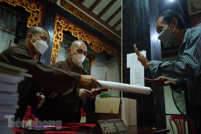 Phật tử đến xin lá số tử vi. Phật tử đến xin lá số tử vi.