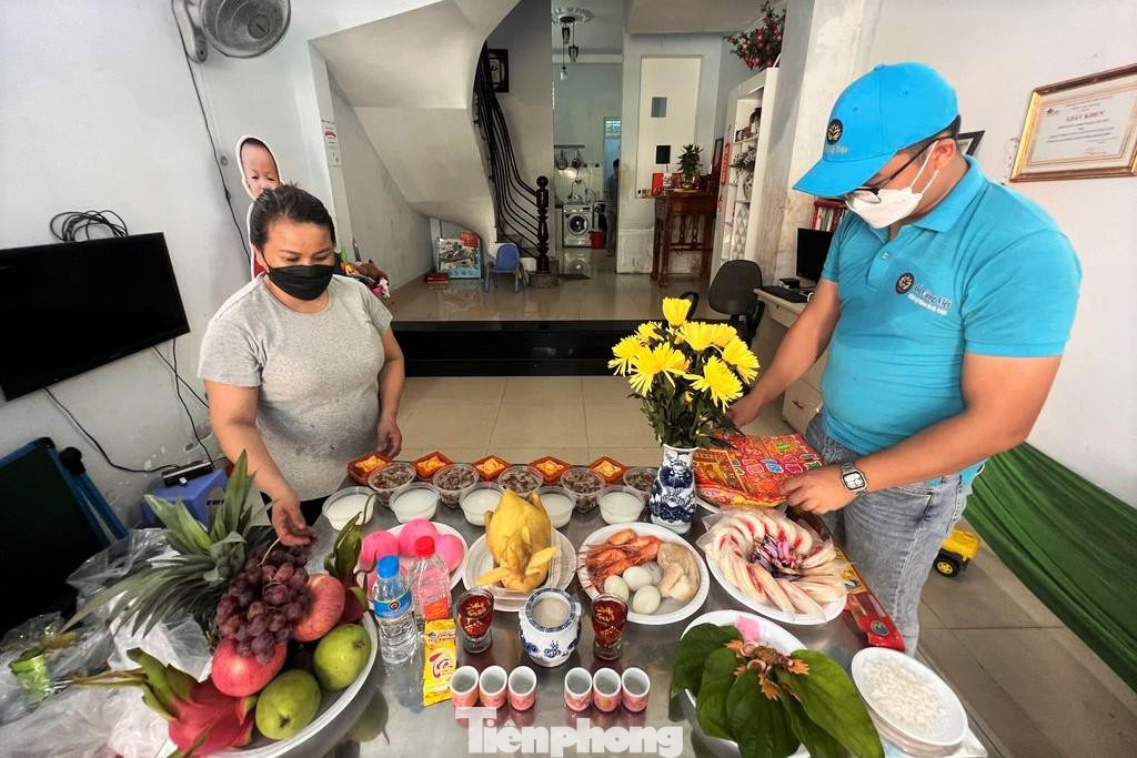 Rằm tháng Giêng là đêm rằm đầu tiên trong năm mới. Nhiều người Việt quan niệm cúng cả năm không bằng ngày Rằm tháng Giêng. Vì vậy, vào ngày này, các gia đình thường làm mâm cỗ cúng chu đáo dâng cúng gia tiên, cầu mong năm mới hanh thông.