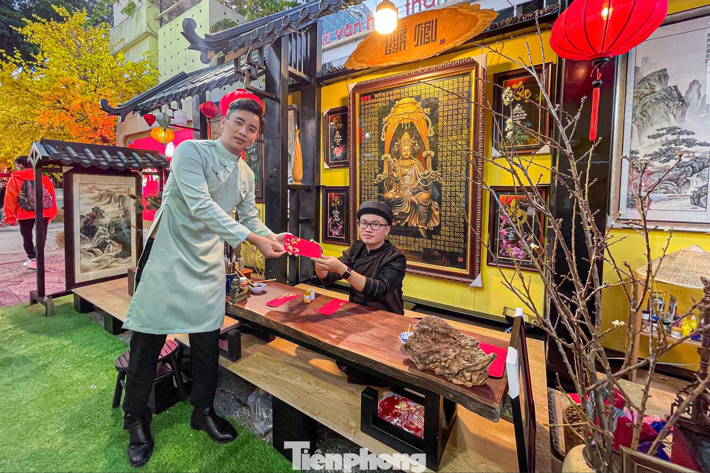 Ngày đầu mở cửa, Phố ông đồ còn khá nhiều gian hàng chưa hoạt động. Phố ông đồ tại Nhà văn hóa Thanh niên TPHCM chính thức mở cửa đón khách vào lúc 19h ngày 16/01. Các hoạt động vui chơi tại đây sẽ diễn ra đến 12h ngày 29 Tết (tức 31/01 dương lịch).