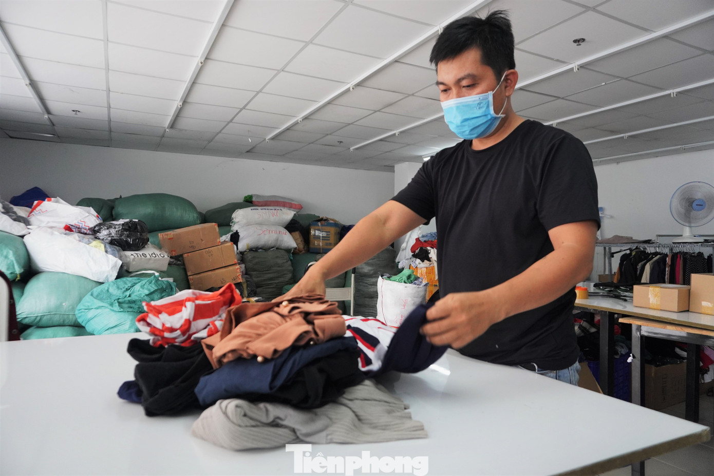 Nếu có nhu cầu quyên góp quần áo, người dùng chỉ cần vào địa chỉ web, chọn mục Dọn dẹp, chụp hình túi đồ mình muốn quyên góp và tạo đơn. Sau đó, shipper của REshare sẽ đến tận nhà để thu gom.