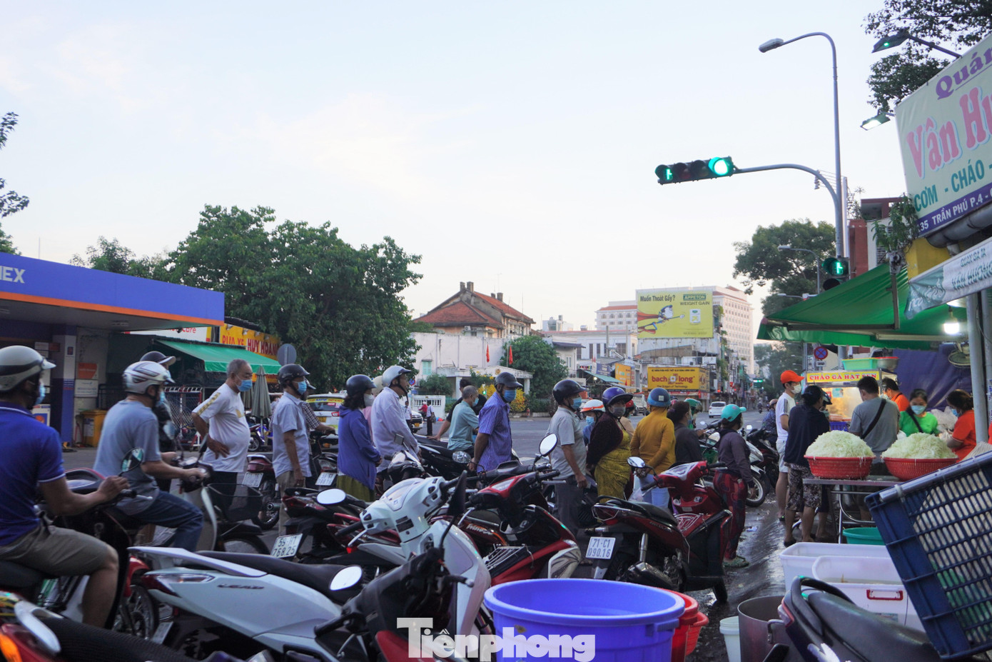 Đến 7h sáng, người dân bắt đầu nườm nượp kéo đến mua gà cúng mùng 3 Tết.