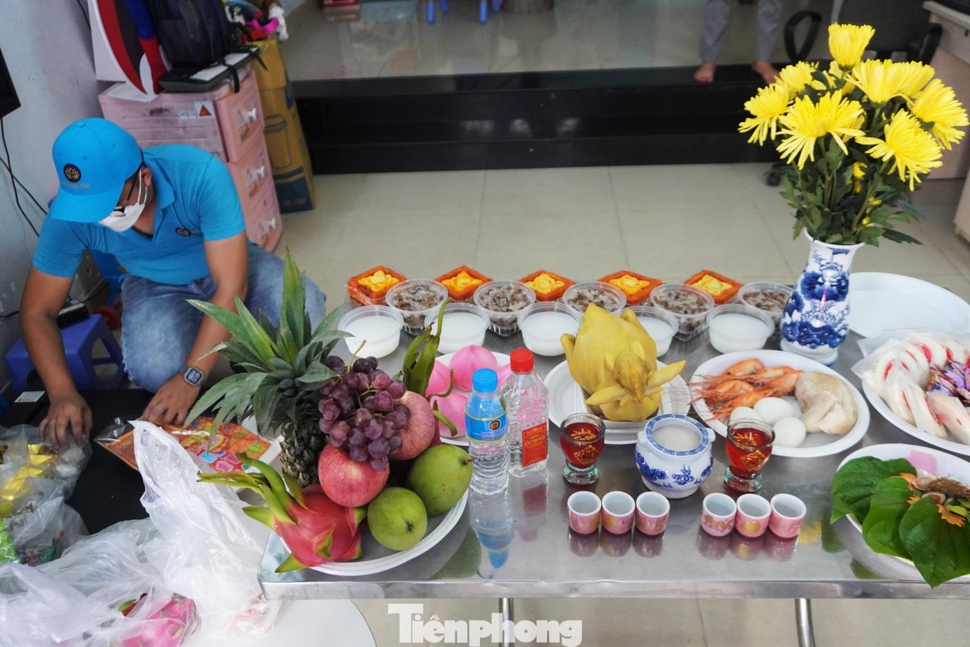 Một mâm cúng cơ bản đến cầu kì cho ngày Rằm tháng Giêng có giá dao động từ 1.230.000 - 3.500.000 đồng tùy nhu cầu khách đặt. Như trong ảnh, một mâm cúng Rằm cơ bản nhưng đầy đủ, bao gồm vàng mã giao đến nhà khách có giá 1.230.000 đồng.