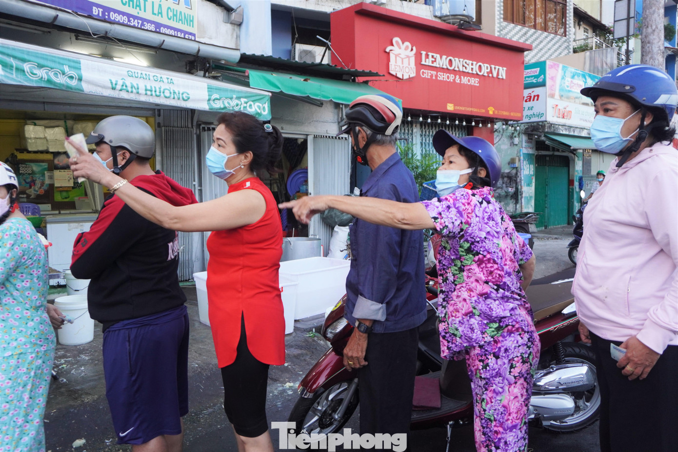 Bà Minh Tâm (áo đỏ) cho biết đã xếp hàng chờ gần 1 tiếng đồng hồ để mua gà. "Năm nào tôi cũng đến cửa hàng gà này mua về cúng khai trương, ở đây bán gà rất ngon, chờ lâu một chút cũng không sao", bà Tâm chia sẻ.