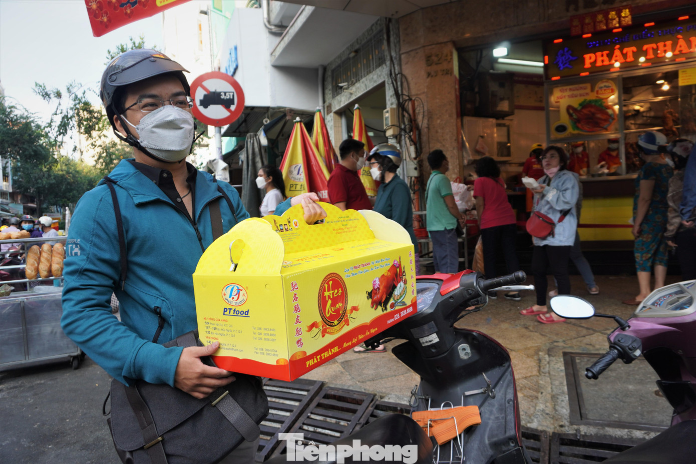 Anh Thanh Toàn dù đã đặt trước nhưng khi đến vẫn phải xếp hàng chờ gần 20 phút mới mua được con heo sữa quay 4kg với giá 1.780.000 đồng. Anh cho biết năm nào cũng đến đây mua heo quay về cúng vía Thần Tài với hy vọng mong một năm mới phát tài.