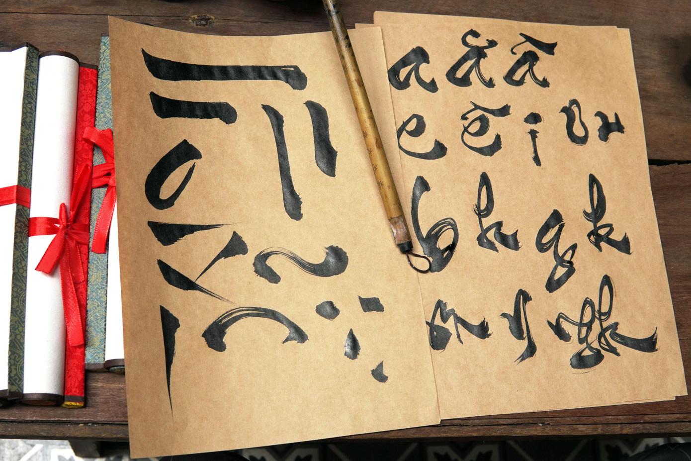 Để nhập môn thư pháp, Xuân Thành chia sẻ: “Giống như việc mình học ở trường vậy, từ nhỏ đã học nét sổ, nét ngang, chữ a, b, c. Thì khi mình học thư pháp, ban đầu mình cũng như đứa trẻ lớp 1, phải học từ những chữ cái rất đơn giản sau đó mới ghép lại thành một câu và thành một bài thơ hoàn chỉnh." Xuân Thành hiện mở lớp dạy viết thư pháp cho mọi lứa tuổi ở TPHCM. Thành mong rằng trong tương lai sẽ có trường học hoặc trung tâm đào tạo chính quy cho bộ môn nghệ thuật này để thư pháp được đến gần hơn với giới trẻ và phát triển rộng rãi, được nhiều người tiếp cận hơn. Cũng như Xuân Thành, Võ Thị Kiều Trâm (SN 1998, TPHCM) bén duyên với thư pháp Việt Nam từ khi là nữ sinh cấp 2. Đến nay, cô bạn đã theo đuổi bộ môn nghệ thuật này được gần 7 năm. Trâm chia sẻ: “Trước đó mình theo đuổi vì cảm thấy thích, thấy lạ, lâu dần mình quen với các con chữ và ngày càng cảm thấy thích thú. Từ đó mình tự mày mò học hỏi tới khi học đại học mới quyết định lên TPHCM để trau dồi thêm kinh nghiệm. Sau đó mình bén duyên với phố ông đồ ở Nhà văn hóa thanh niên, và tham gia đến hiện tại”. "Thư pháp với mình là niềm đam mê rất lớn, giống như đứa con tinh thần, mình không bỏ được. Khi làm việc mệt mỏi mình về nhìn những con chữ, xoay quanh bút, mực khiến cuộc sống mình thay đổi rất nhiều. Mình thay đổi từ tính cách, đến thay đổi những lối sống hằng ngày, giúp mình rèn luyện sự tỉ mẩn khi viết từng con chữ." Kiều Trâm bày tỏ. Hiện Kiều Trâm đang sở hữu một trang bán thư pháp online. Trâm thường nhận viết bao lì xì là chủ yếu, mỗi chiếc có giá 10.000 đồng. Cô chia sẻ, sắp tới sẽ mở một triển lãm nhỏ về thư pháp để kỷ niệm 10 năm theo đuổi bộ môn này. Bằng sự nhiệt huyết của tuổi trẻ, cô mong có thể giữ gìn và phát triển nền thư pháp Việt Nam đến rộng rãi mọi người, không kén chọn độ tuổi.