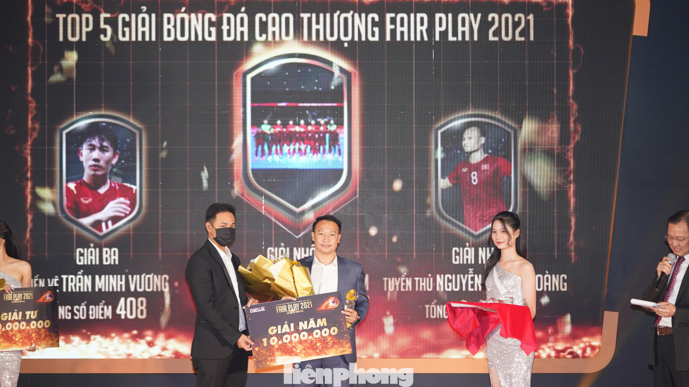 Vị trí thứ 4 và thứ 5 lần lượt thuộc về trợ lý HLV Vũ Hồng Việt (đội tuyển Việt Nam) với hành động sơ cứu chấn thương cho cầu thủ Indonesia và tiền đạo Hoàng Đình Tùng (Thanh Hóa) can ngăn cầu thủ đòi hành hung trọng tài. Vị trí thứ 4 và thứ 5 lần lượt thuộc về trợ lý HLV Vũ Hồng Việt (đội tuyển Việt Nam) với hành động sơ cứu chấn thương cho cầu thủ Indonesia và tiền đạo Hoàng Đình Tùng (Thanh Hóa) can ngăn cầu thủ đòi hành hung trọng tài.