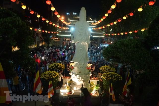 Đông người dân có mặt từ rất sớm để hành hương ngày đầu năm tại chùa Vĩnh Nghiêm (Quận 3, TPHCM). Đông người dân có mặt từ rất sớm để hành hương ngày đầu năm tại chùa Vĩnh Nghiêm (Quận 3, TPHCM).