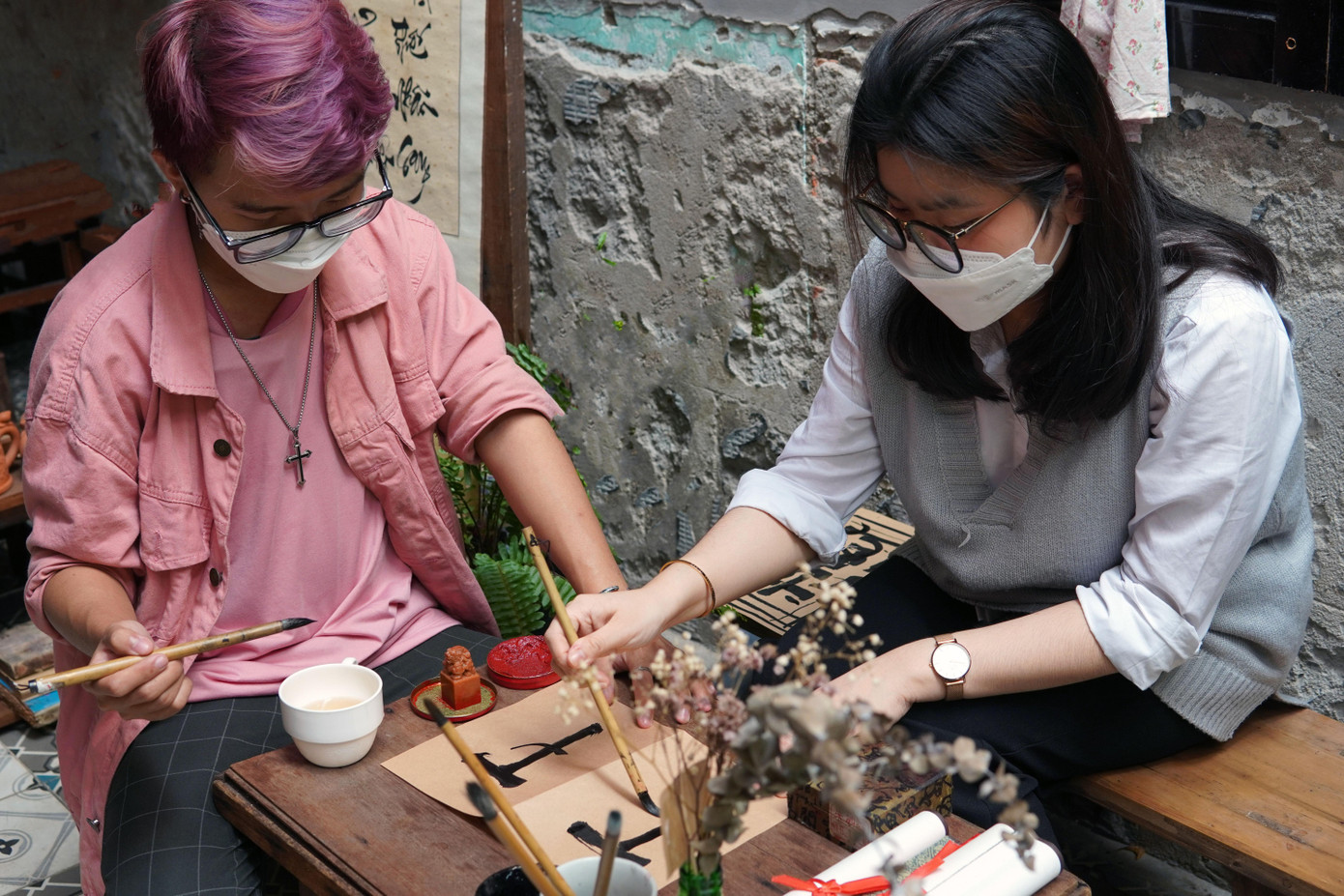 Xuân Thành hiện mở lớp dạy viết thư pháp cho mọi lứa tuổi ở TPHCM. Thành mong rằng trong tương lai sẽ có trường học hoặc trung tâm đào tạo chính quy cho bộ môn nghệ thuật này để thư pháp được đến gần hơn với giới trẻ và phát triển rộng rãi, được nhiều người tiếp cận hơn. Cũng như Xuân Thành, Võ Thị Kiều Trâm (SN 1998, TPHCM) bén duyên với thư pháp Việt Nam từ khi là nữ sinh cấp 2. Đến nay, cô bạn đã theo đuổi bộ môn nghệ thuật này được gần 7 năm. Trâm chia sẻ: “Trước đó mình theo đuổi vì cảm thấy thích, thấy lạ, lâu dần mình quen với các con chữ và ngày càng cảm thấy thích thú. Từ đó mình tự mày mò học hỏi tới khi học đại học mới quyết định lên TPHCM để trau dồi thêm kinh nghiệm. Sau đó mình bén duyên với phố ông đồ ở Nhà văn hóa thanh niên, và tham gia đến hiện tại”. "Thư pháp với mình là niềm đam mê rất lớn, giống như đứa con tinh thần, mình không bỏ được. Khi làm việc mệt mỏi mình về nhìn những con chữ, xoay quanh bút, mực khiến cuộc sống mình thay đổi rất nhiều. Mình thay đổi từ tính cách, đến thay đổi những lối sống hằng ngày, giúp mình rèn luyện sự tỉ mẩn khi viết từng con chữ." Kiều Trâm bày tỏ. Hiện Kiều Trâm đang sở hữu một trang bán thư pháp online. Trâm thường nhận viết bao lì xì là chủ yếu, mỗi chiếc có giá 10.000 đồng. Cô chia sẻ, sắp tới sẽ mở một triển lãm nhỏ về thư pháp để kỷ niệm 10 năm theo đuổi bộ môn này. Bằng sự nhiệt huyết của tuổi trẻ, cô mong có thể giữ gìn và phát triển nền thư pháp Việt Nam đến rộng rãi mọi người, không kén chọn độ tuổi.