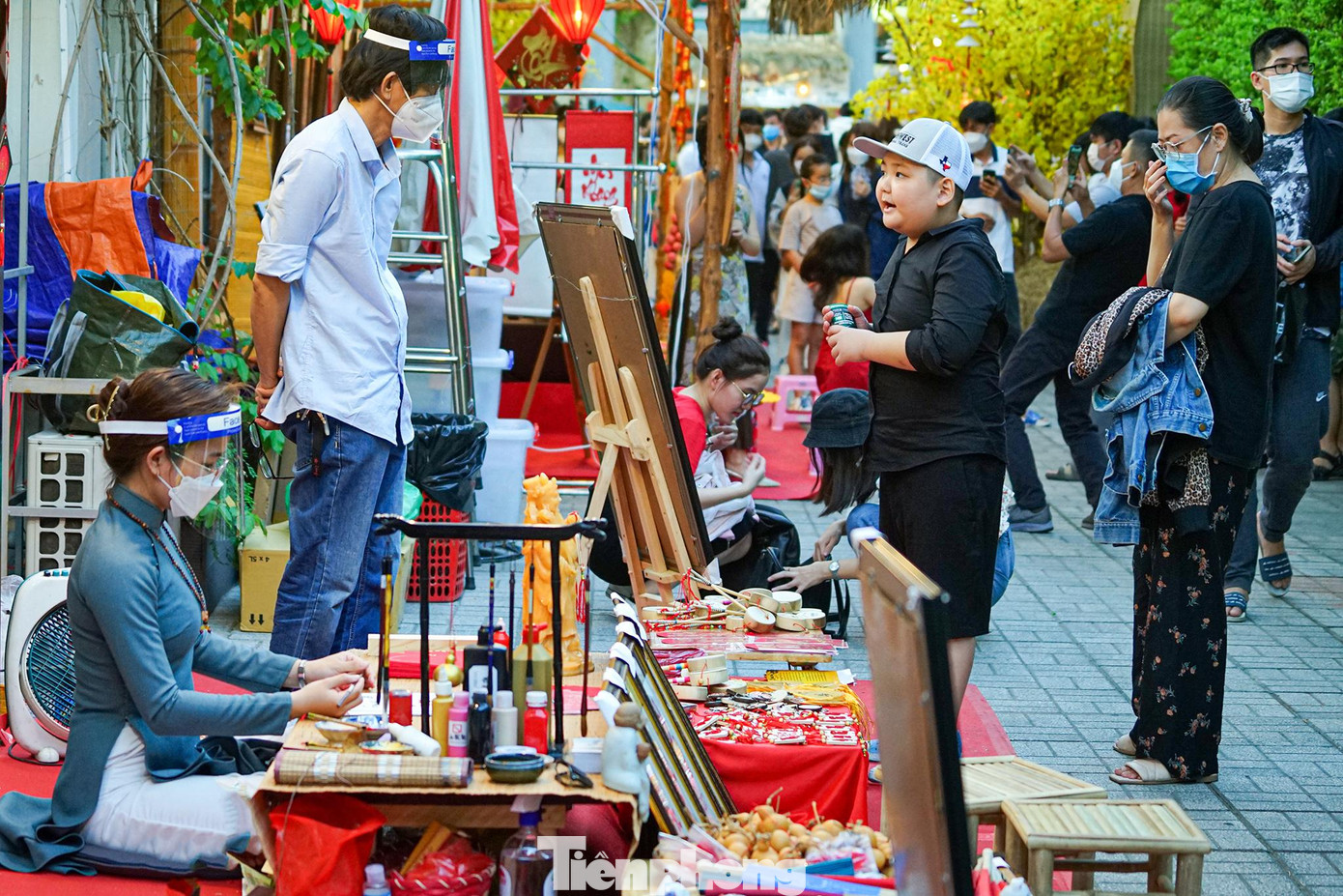 Phố ông đồ phía trước Nhà văn hóa Thanh Niên (Quận 1, TPHCM) chiều ngày 16/1 thu hút đông khách đến tham quan, chụp ảnh.