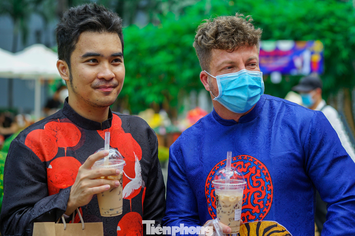 Phố ông đồ không chỉ thu hút người dân TPHCM mà còn có cả du khách nước ngoài.