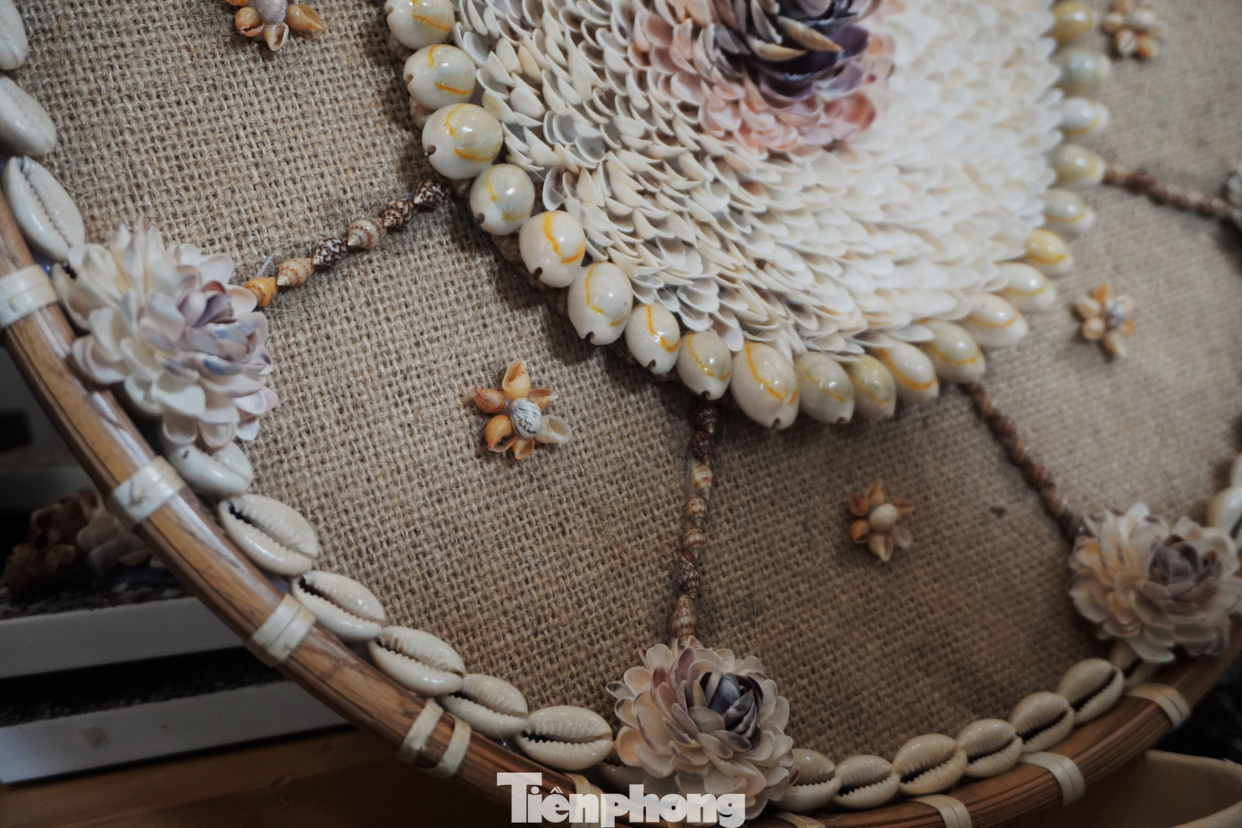 Chị cũng tạo việc làm cho những người khuyết tật bằng cách dạy các bạn làm tranh đá quý, tranh vỏ ốc và bán tại cửa hàng của mình.