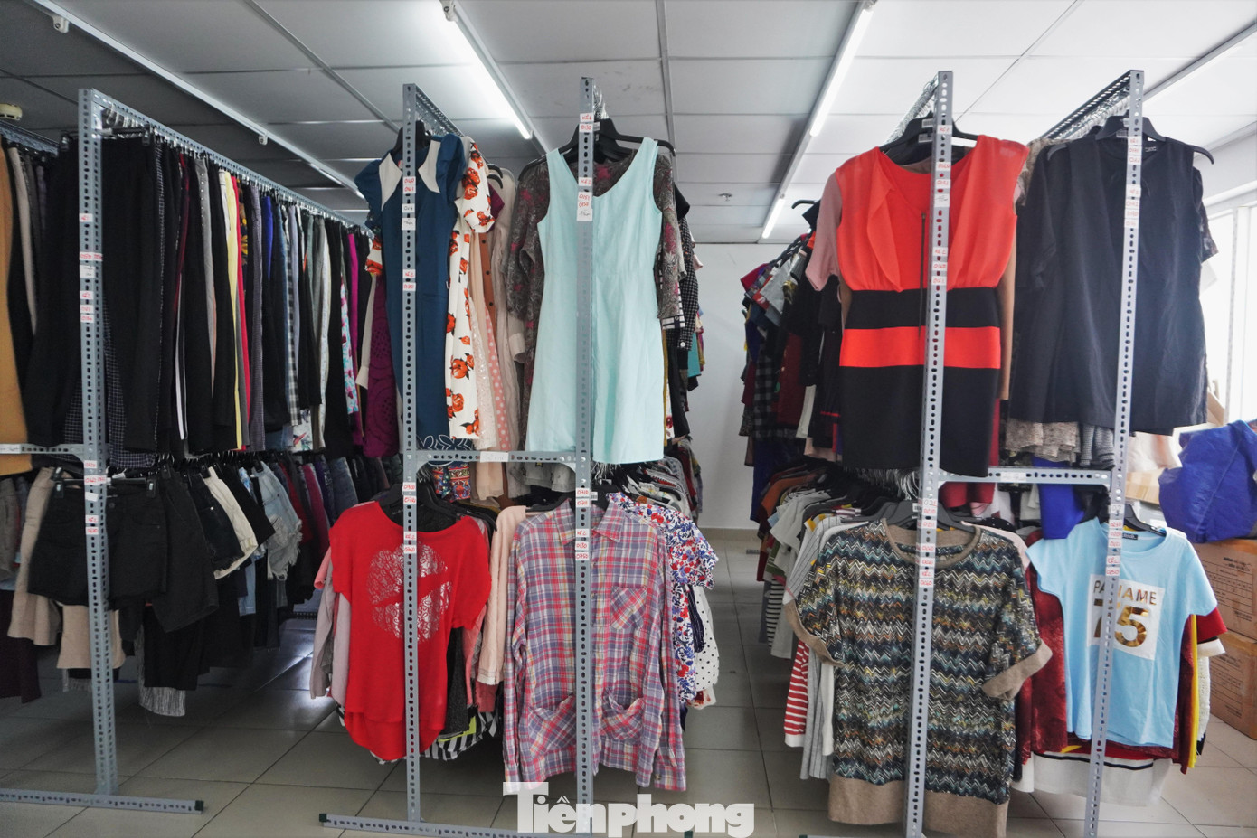 Khu phân loại quần áo tại kho của dự án Reshare nằm trong chung cư thuộc phường Linh Đông, TP Thủ Đức.