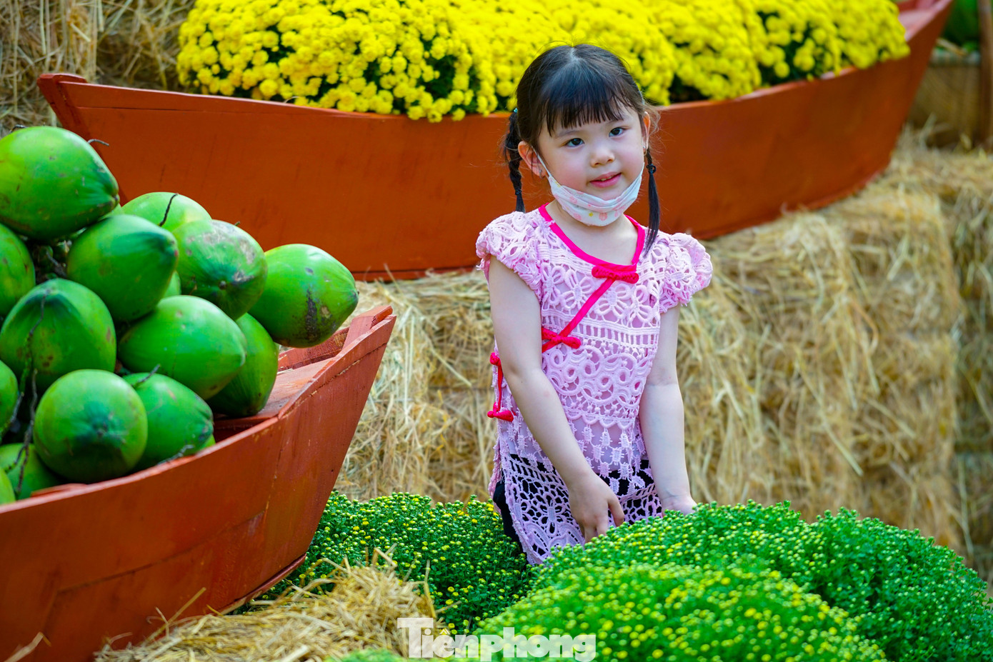 Bé Phương Uyên hào hứng (5 tuổi, huyện Nhà Bè, TPHCM) đến Phố ông đồ du xuân cùng gia đình.