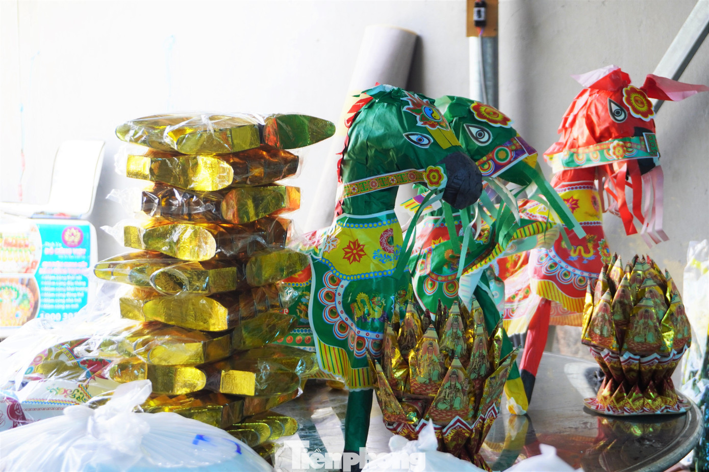 Trọn gói mâm cỗ bao gồm đồ ăn, hoa và vàng mã.