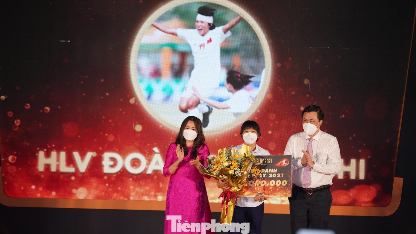 HLV Đoàn Thị Kim Chi đã có những đóng góp to lớn cho bóng đá Việt Nam từ khi chị còn là cầu thủ cho đến vai trò huấn luyện viên trưởng đội tuyển bóng đá nữ TPHCM. Kim Chi hạnh phúc khi nhận giải, xúc động chia sẻ: “Tôi rất bất ngờ với sự tôn vinh to lớn của Ban tổ chức giải Fair Play dành cho cá nhân tôi. Theo dõi sự kiện Bóng đá cao thượng đã lâu và từng nhận giải Fair Play cùng đội tuyển nữ TPHCM nhưng chưa bao giờ tôi nghĩ mình tự hào nhận vinh danh cả." HLV Đoàn Thị Kim Chi đã có những đóng góp to lớn cho bóng đá Việt Nam từ khi chị còn là cầu thủ cho đến vai trò huấn luyện viên trưởng đội tuyển bóng đá nữ TPHCM. Kim Chi hạnh phúc khi nhận giải, xúc động chia sẻ: “Tôi rất bất ngờ với sự tôn vinh to lớn của Ban tổ chức giải Fair Play dành cho cá nhân tôi. Theo dõi sự kiện Bóng đá cao thượng đã lâu và từng nhận giải Fair Play cùng đội tuyển nữ TPHCM nhưng chưa bao giờ tôi nghĩ mình tự hào nhận vinh danh cả."