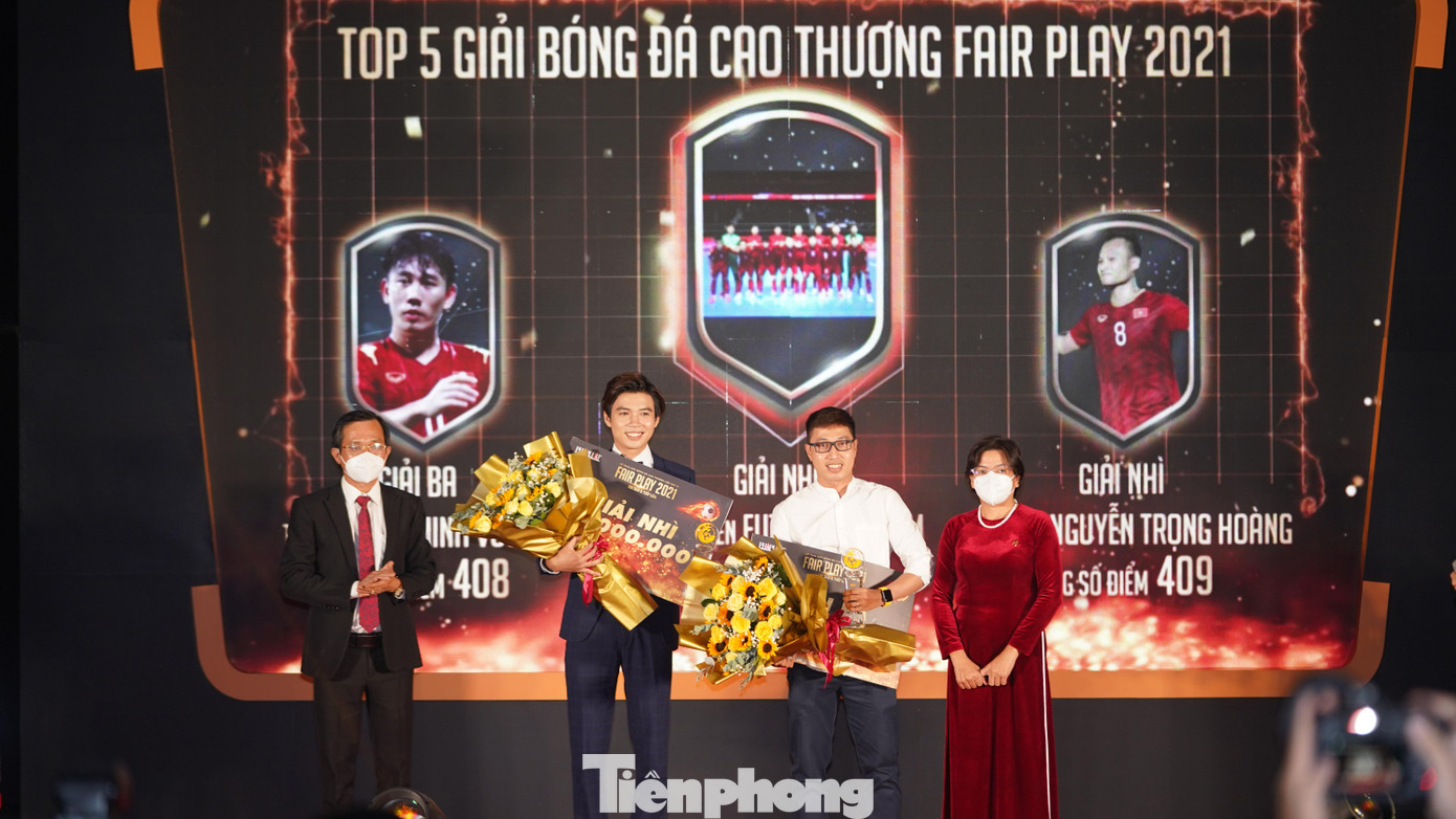 Giải Nhì được trao cho tuyển thủ Nguyễn Trọng Hoàng, người đã chọn Huy chương Vàng SEA Games 30 cùng chiếc áo thi đấu vòng loại World Cup 2022 bán đấu giá để lấy tiền mua máy thở tặng y, bác sĩ TPHCM và giúp đỡ trẻ em nghèo. Giải Ba gọi tên tiền vệ Trần Minh Vương. (trong ảnh là người đề cử nhận thay cho cầu thủ Nguyễn Trọng Hoàng và Trần Minh Vương) Giải Nhì được trao cho tuyển thủ Nguyễn Trọng Hoàng, người đã chọn Huy chương Vàng SEA Games 30 cùng chiếc áo thi đấu vòng loại World Cup 2022 bán đấu giá để lấy tiền mua máy thở tặng y, bác sĩ TPHCM và giúp đỡ trẻ em nghèo. Giải Ba gọi tên tiền vệ Trần Minh Vương. (trong ảnh là người đề cử nhận thay cho cầu thủ Nguyễn Trọng Hoàng và Trần Minh Vương)