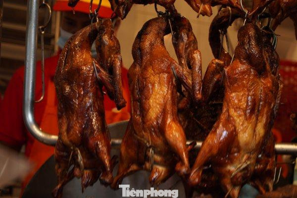Giá vịt quay và vịt phá lấu là 340.000 đồng/con, vịt quay tứ xuyên và vịt sốt tiêu đen là 360.000 đồng/con.