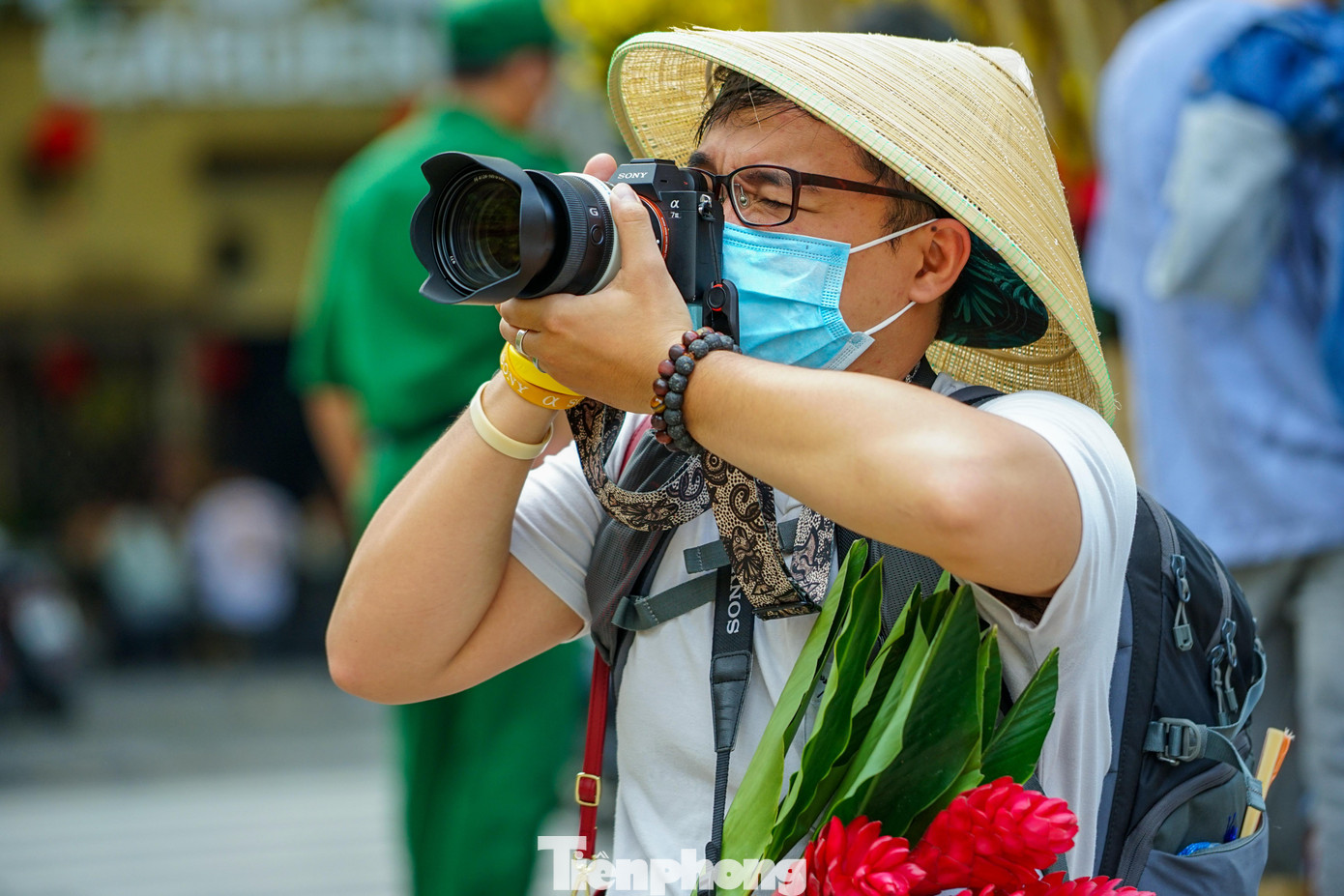 Ngày đầu hoạt động, Phố ông đồ tấp nập người đến tham quan và chụp ảnh. Anh Nguyễn Chí Tài là thợ chụp hình (Q1, TPHCM) phấn khởi nói: "Năm nay, Phố ông đồ trang trí đẹp hơn năm ngoái, bố cục trang trí có điểm nhấn hơn. Những bộ hình được chụp ở đây rất đẹp nên năm nào mình cũng đến đây để chụp áo dài."