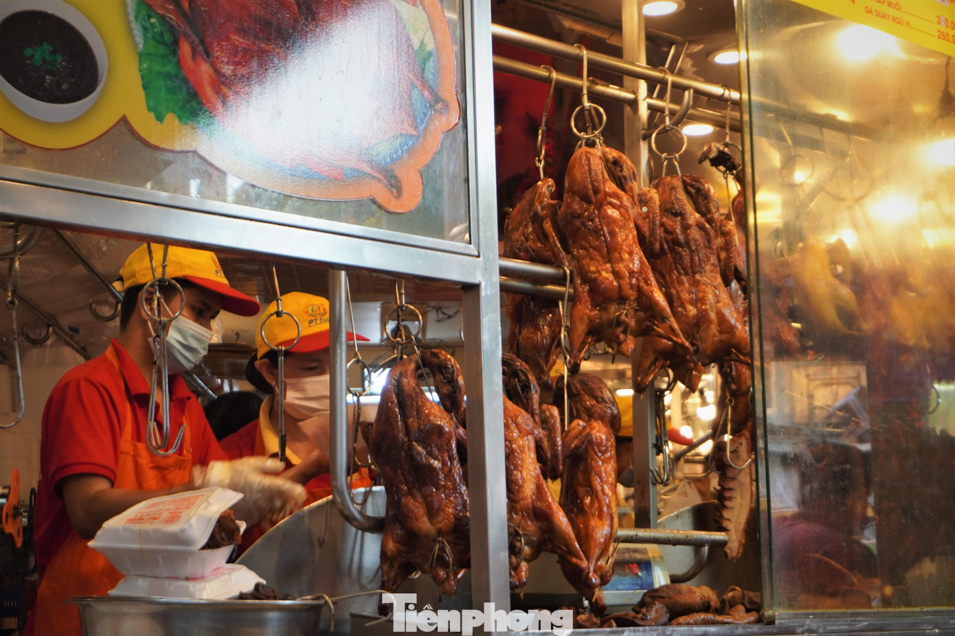 Tại một cửa hàng bán vịt quay có tiếng trên đường Phan Văn Trị (quận 5, TPHCM), nhân viên tất bật làm vịt không ngơi tay để bán cho khách.