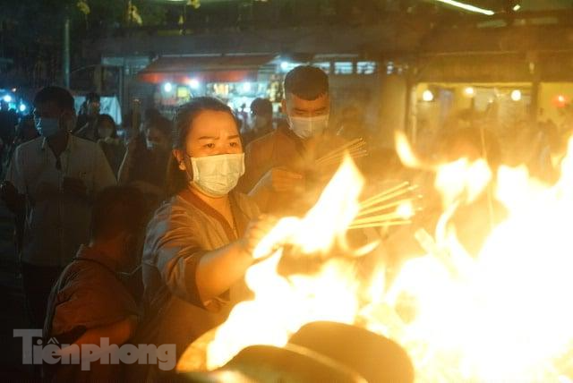 Dù TPHCM đã kiểm soát được dịch bệnh nhưng người dân vẫn còn e dè khi tập trung nơi đông người. Chị Mỹ Lan chia sẻ một năm đại dịch vừa qua quá nhiều mất mát, chị hy vọng năm mới đến ai cũng được bình an và đặc biệt là tuân thủ quy tắc 5K để không lây lan dịch bệnh. Dù TPHCM đã kiểm soát được dịch bệnh nhưng người dân vẫn còn e dè khi tập trung nơi đông người. Chị Mỹ Lan chia sẻ một năm đại dịch vừa qua quá nhiều mất mát, chị hy vọng năm mới đến ai cũng được bình an và đặc biệt là tuân thủ quy tắc 5K để không lây lan dịch bệnh.