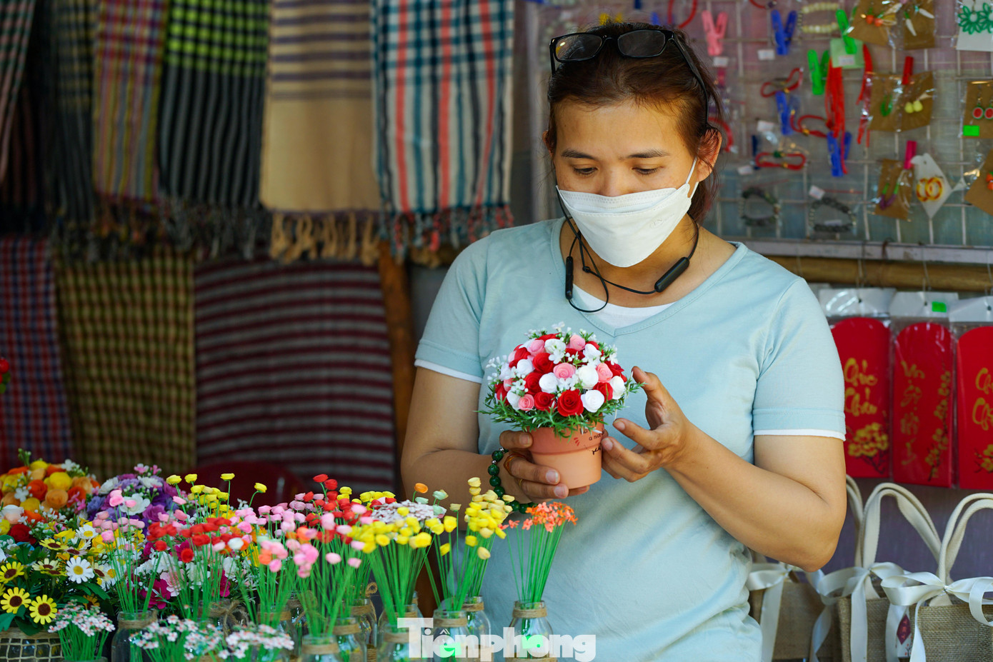 Gian hàng tranh giấy xoắn Alice do những người khuyết tật sáng lập năm nay cũng tham gia và được Nhà văn hóa Thanh Niên ưu tiên không thu phí thuê mặt bằng. Chị Nguyễn Thụy Thúy Vi (chủ cơ sở tranh giấy khuyết tật Alice) chia sẻ những sản phẩm tại gian hàng hoàn toàn được làm thủ công do những người khuyết tật khéo léo thực hiện.