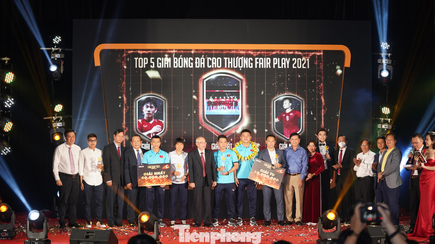 Đội tuyển Futsal Việt Nam đăng quang với số điểm 431 điểm, tuyển thủ Nguyễn Trọng Hoàng giải Nhì với số điểm 409, tiền vệ Trần Minh Vương 408 điểm đạt giải Ba, trợ lý HLV Vũ Hồng Việt 332 điểm đạt giải Tư và tiền đạo Hoàng Đình Tùng đạt giải Năm với số điểm là 325. Đội tuyển Futsal Việt Nam đăng quang với số điểm 431 điểm, tuyển thủ Nguyễn Trọng Hoàng giải Nhì với số điểm 409, tiền vệ Trần Minh Vương 408 điểm đạt giải Ba, trợ lý HLV Vũ Hồng Việt 332 điểm đạt giải Tư và tiền đạo Hoàng Đình Tùng đạt giải Năm với số điểm là 325.