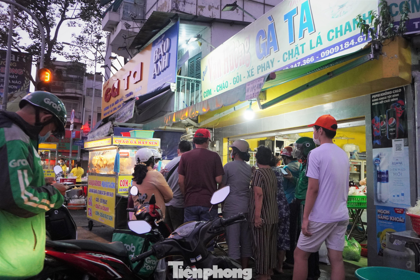 Sáng ngày 3/2 (mùng 3 Tết), gần 6h sáng đã đông đúc người dân đến xếp hàng trước các cửa hàng gà ta trên đường Trần Phú ( Quận 5, TPHCM) để mua gà cúng Tân niên.