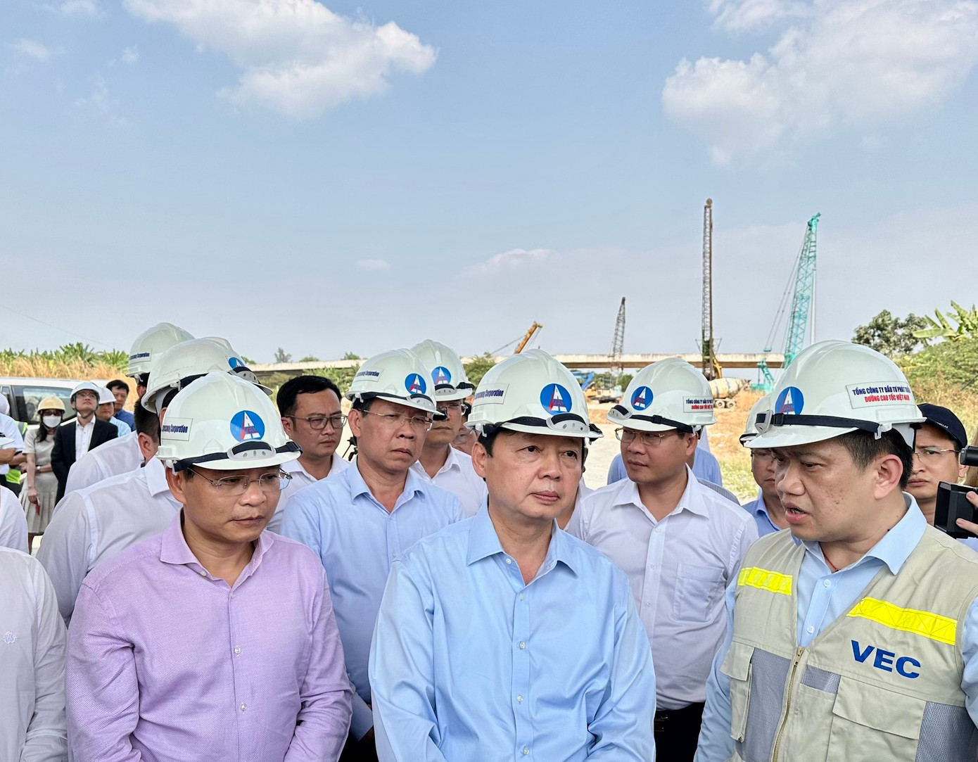 Phó Thủ tướng Trần Hồng Hà kiểm tra thực tế dự án cao tốc Bến Lức - Long Thành (ảnh: PV).