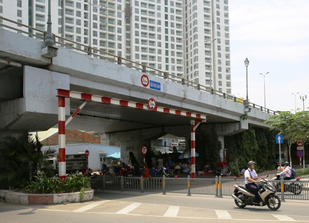 Khu vực gầm cầu Ông Lãnh (quận 1). Khu vực gầm cầu Ông Lãnh (quận 1).