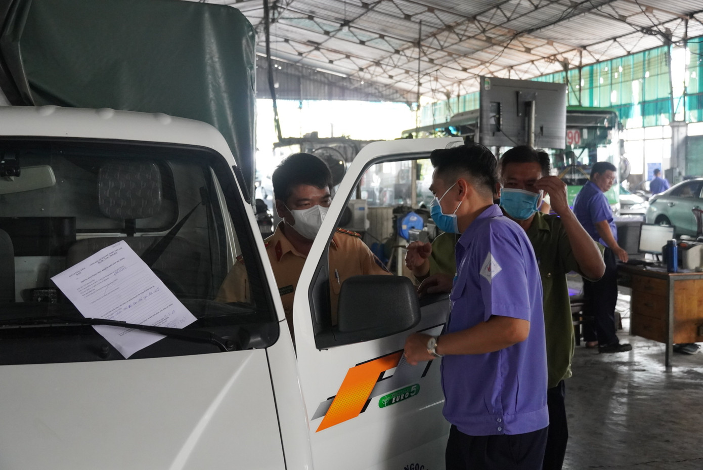 Cán bộ CSGT hỗ trợ tại Trung tâm đăng kiểm 50 - 03S (TP Thủ Đức). Ảnh: CTV Cán bộ CSGT hỗ trợ tại Trung tâm đăng kiểm 50 - 03S (TP Thủ Đức). Ảnh: CTV