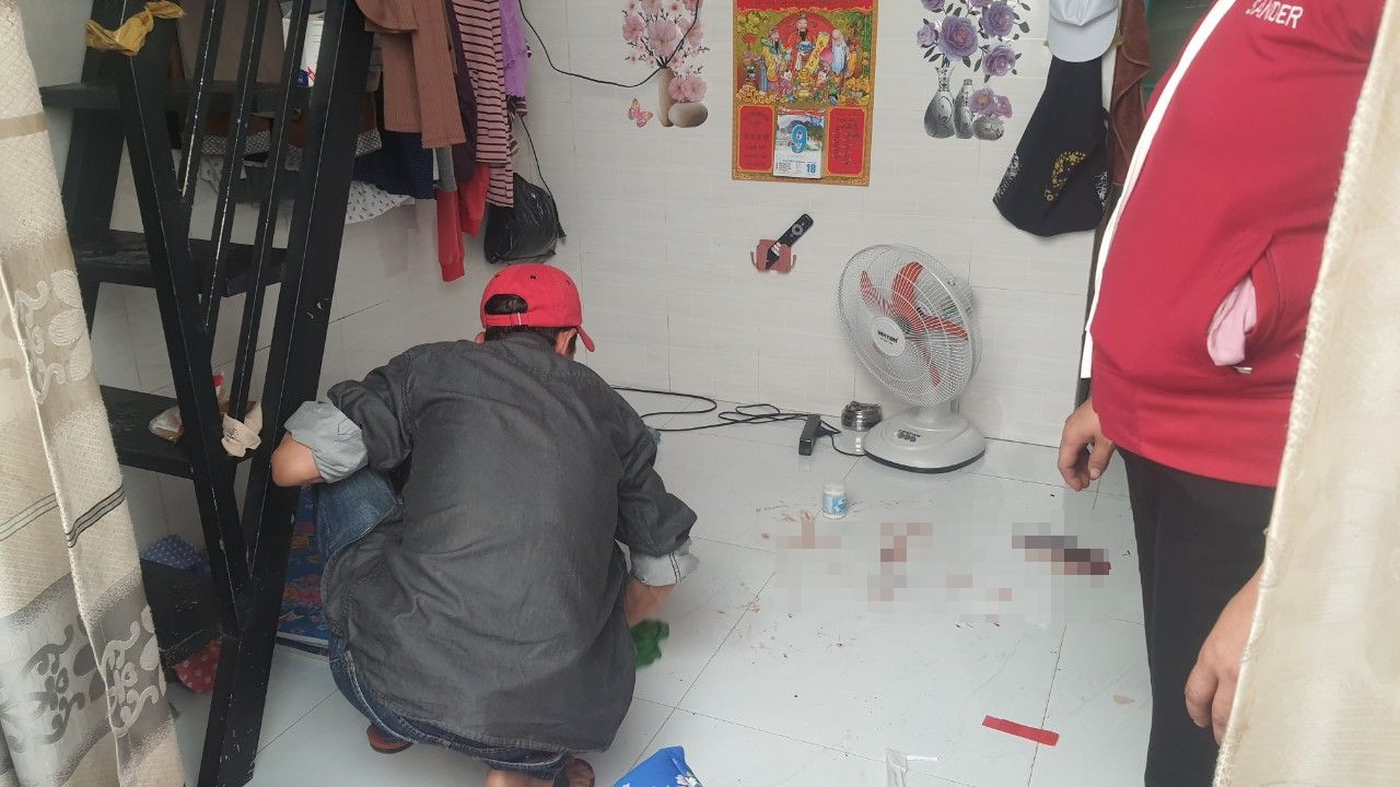 Bên trong phòng trọ có nhiều vết máu dính ở tường và nền nhà. Bên trong phòng trọ có nhiều vết máu dính ở tường và nền nhà.